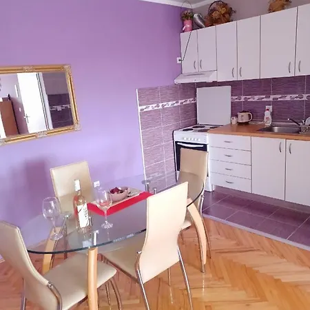 Lovely L Bn Centar -rent A Car Automatic Apartman